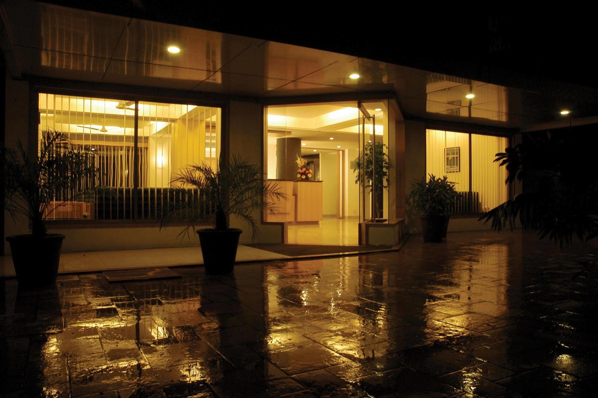 Hotel Skylon Ahmedabad Extérieur photo