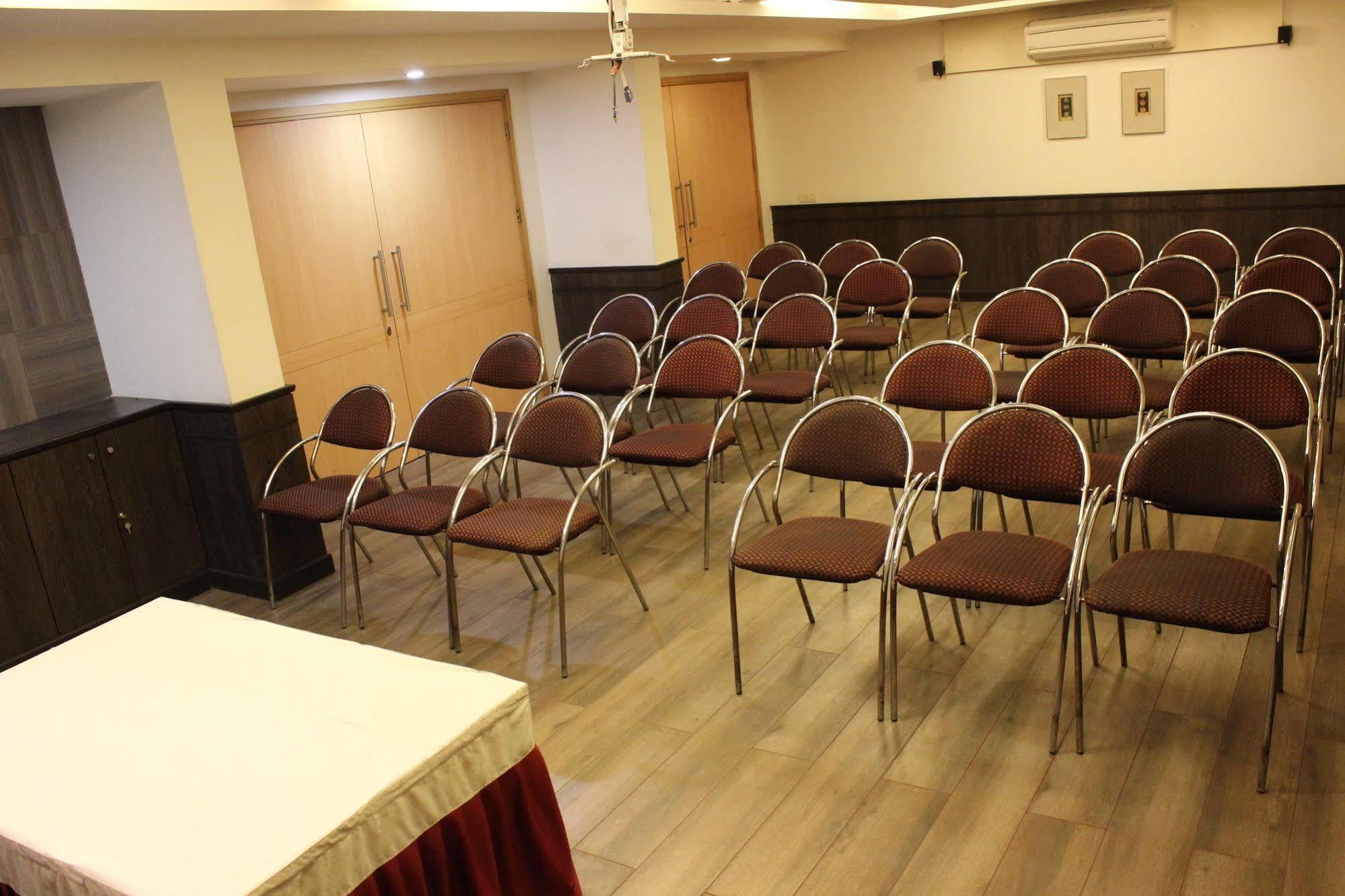 Hotel Skylon Ahmedabad Extérieur photo